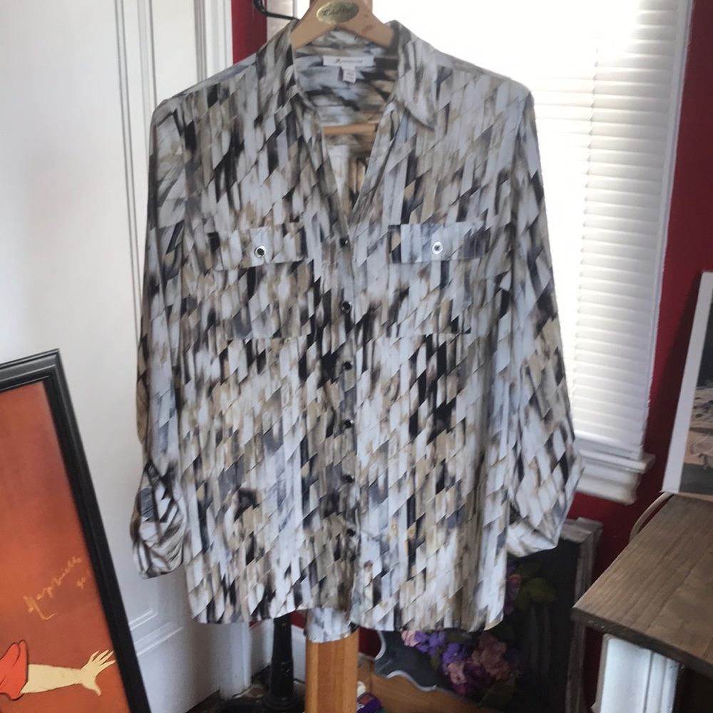 Button down blouse with two front pockets